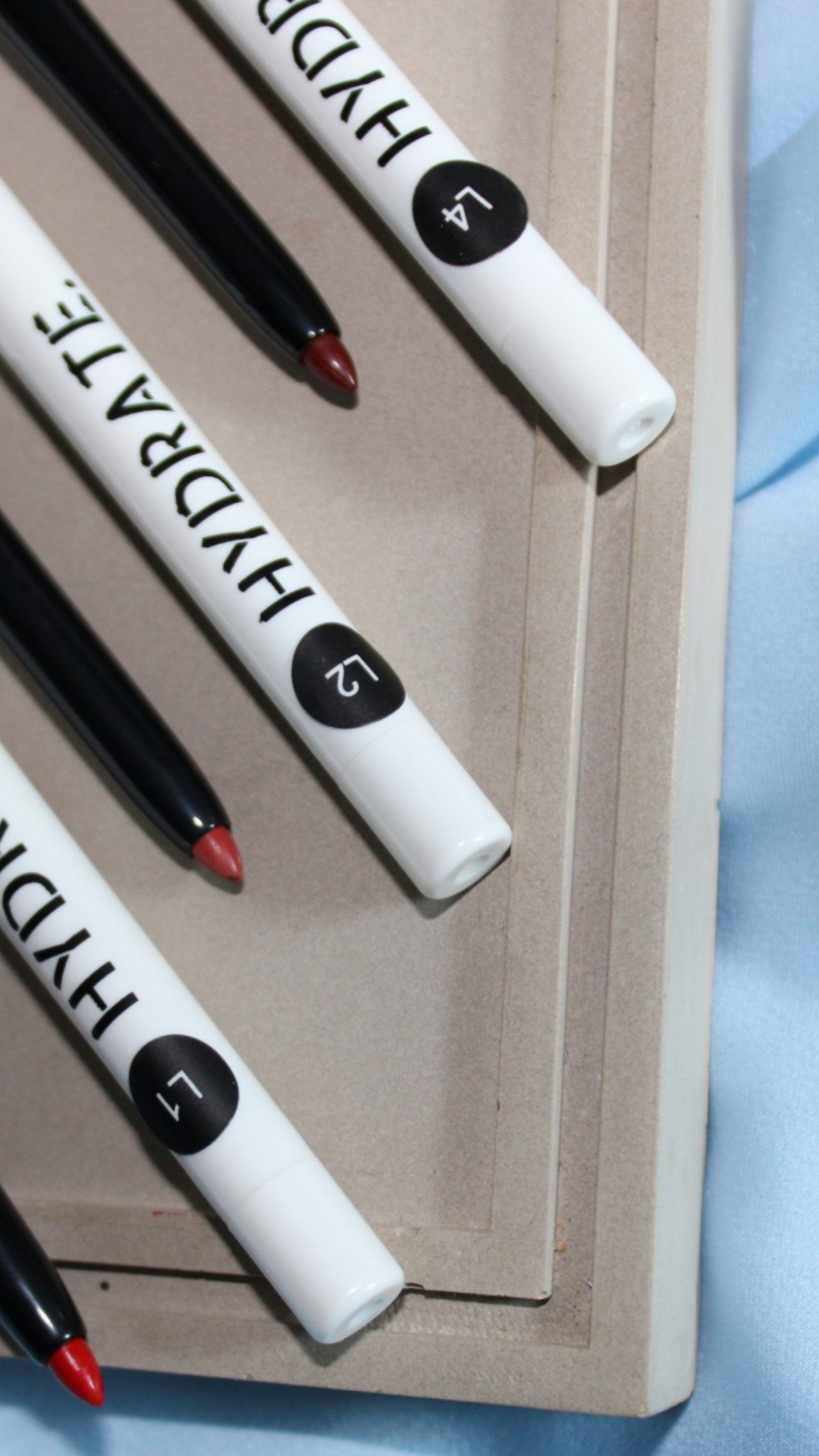 .outline-Retractable Moisturising Lip Liner