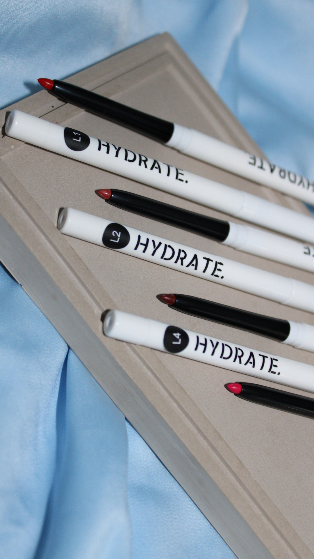 .outline-Retractable Moisturising Lip Liner