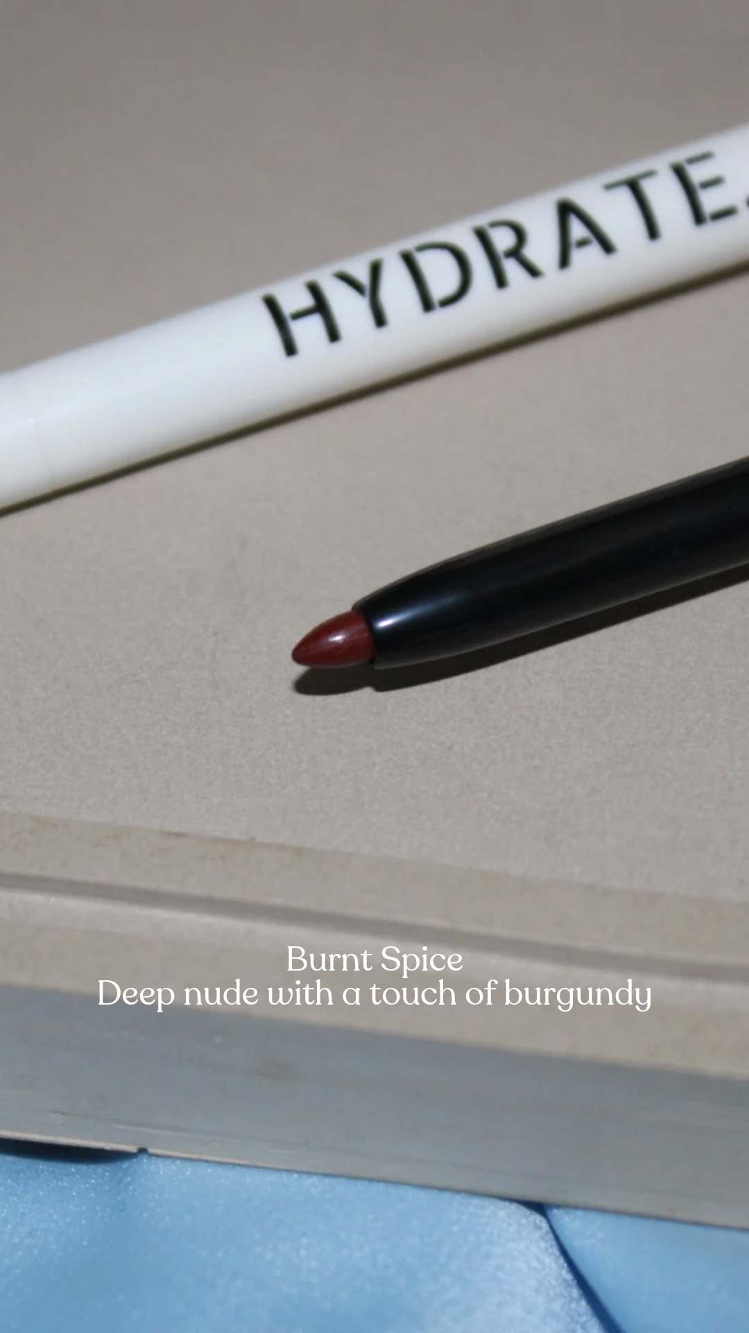 .outline-Retractable Moisturising Lip Liner